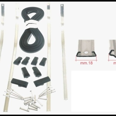 Peças de vedação para automóvel com tiras metálicas, borracha preta e parafusos em fundo branco