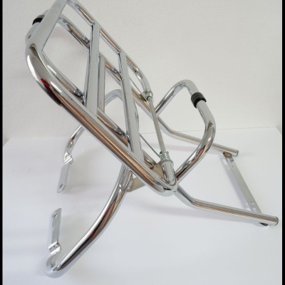 Estrutura metálica cromada para apoio ou suporte em fundo branco