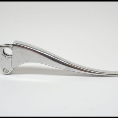 Alavanca metálica prateada curva com orifício na extremidade larga