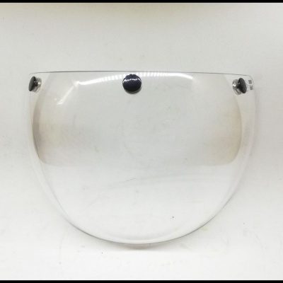 Viseira facial transparente com fechos metálicos e botão preto