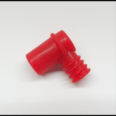 Conector plástico vermelho em fundo branco