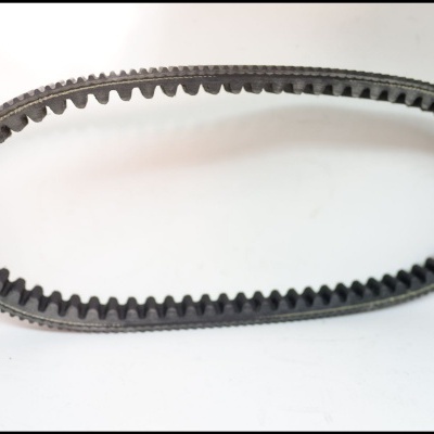 Correia dentada preta de borracha sobre fundo branco