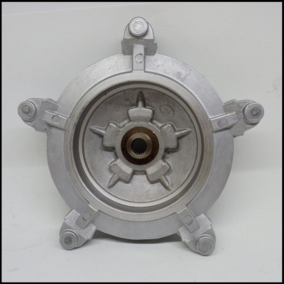 Peça metálica redonda prateada com cinco braços