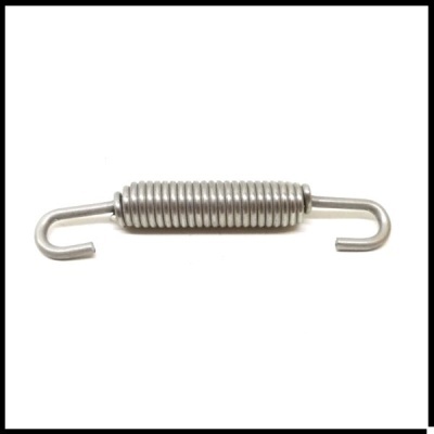 Mola metálica cilíndrica prateada com ganchos em ambas as extremidades