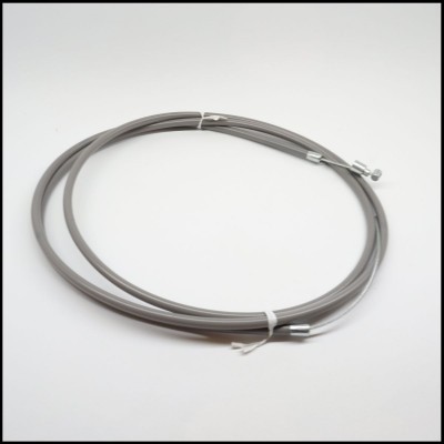 Cabo metálico flexível cinza com terminações metálicas prateadas