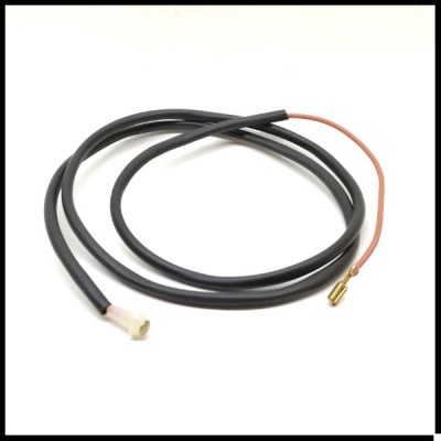 Cabo elétrico preto com cabo vermelho e conectores metálicos