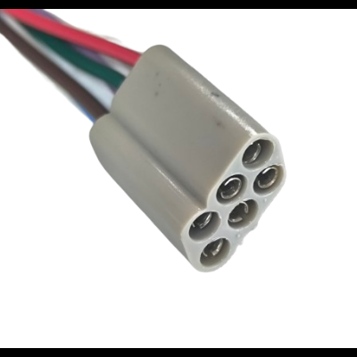 Conetor elétrico cinzento de sete pinos com fios coloridos