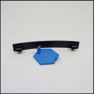 Peças plásticas preta alongada com ganchos e azul hexagonal com suporte