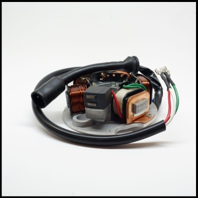 Estator de motor elétrico com bobinas de cobre e cabos coloridos