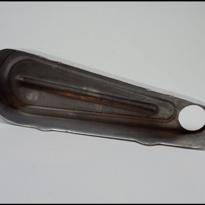 Boleteira metálica escura com furo numa extremidade