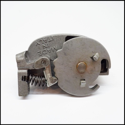 Engrenagem metálica com mola e inscrição MADE IN ITALY