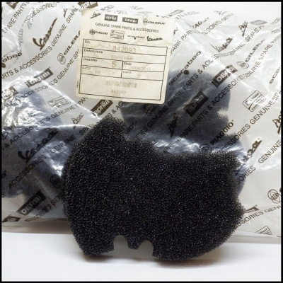 Espuma preta para filtro com embalagem transparente e etiquetas com texto técnico