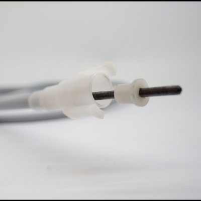 Ponta de cabo óptico com conector branco translúcido e núcleo preto