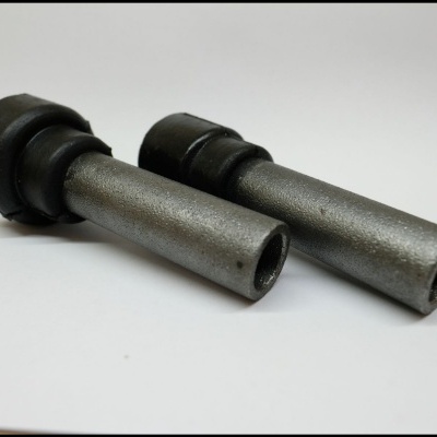 Duas peças cilíndricas metálicas com extremidades pretas sobre fundo branco