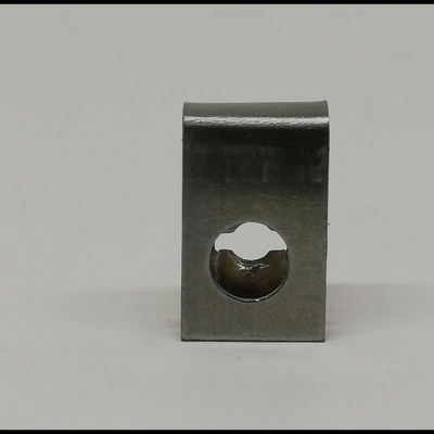 Clip metálico cinza com orifício circular e recorte em meia-lua