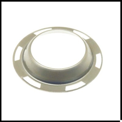 Peça metálica circular prateada com orifícios na borda