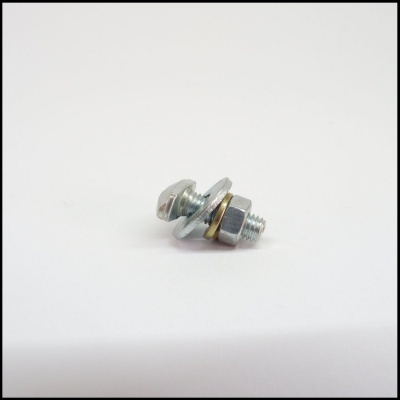 Parafuso metálico com porca e arruelas sobre superfície branca