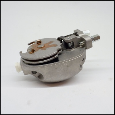 Dispositivo metálico compacto com mecanismo articulado sobre superfície branca