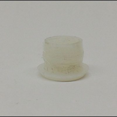 Pequeno produto plástico branco cilíndrico sobre fundo branco