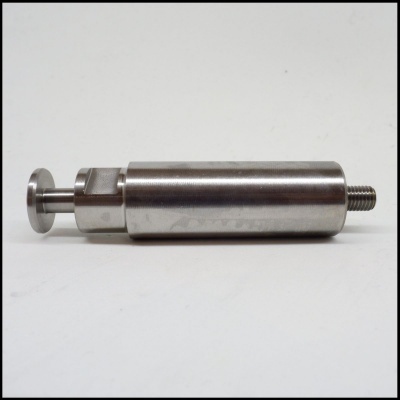 Peça metálica cilíndrica em aço inoxidável com botão plano e parafuso
