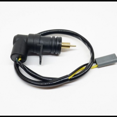 Conector elétrico preto com cabo preto e cinza