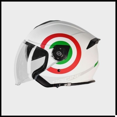 Capacete aberto branco com padrão circular verde, branco e vermelho e viseira transparente