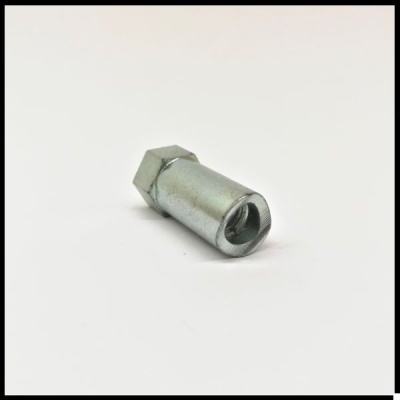 Peça metálica cilíndrica com extremidade hexagonal sobre fundo branco