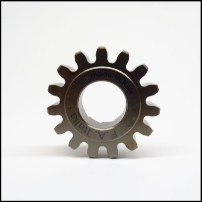 Engrenagem metálica cinza prateada com inscrições, sobre fundo branco