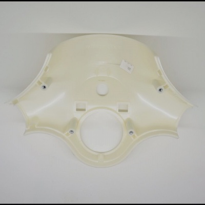 Peça plástica creme com formato curvado e buraco circular