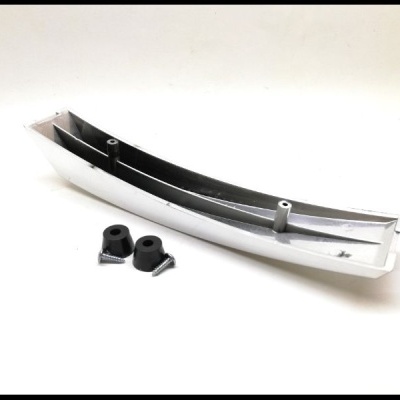 Peça curva de plástico branca e preta com suportes e parafusos