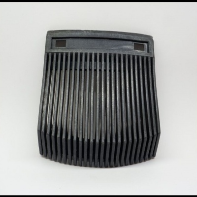 Grelha ou capa em plástico preto com barras verticais