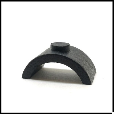 Peça preta em arco com botão cilíndrico no topo