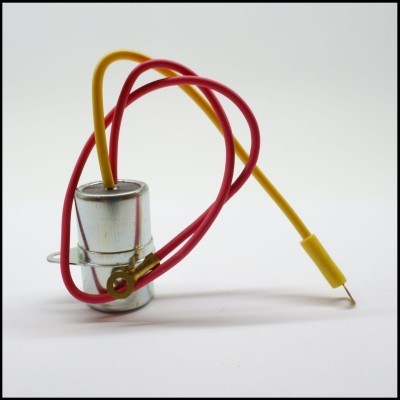 Componente eletrônico metálico com fios vermelhos e amarelo