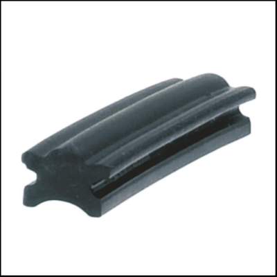 Peça preta curva com ranhuras feita de borracha ou silicone