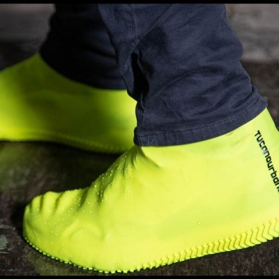 Capa protetora amarelo fluorescente para sapatos em chão molhado