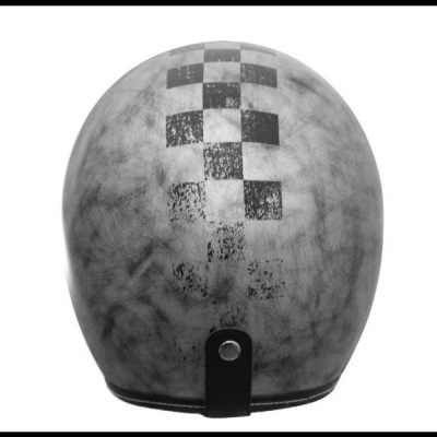 Capacete cinzento com padrão quadriculado preto