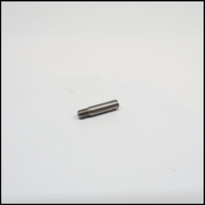 Parafuso metálico pequeno prateado com roscas numa extremidade