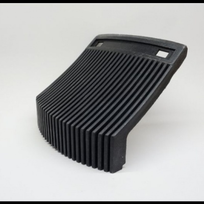 Filtro de ar automóvel preto com lâminas verticais