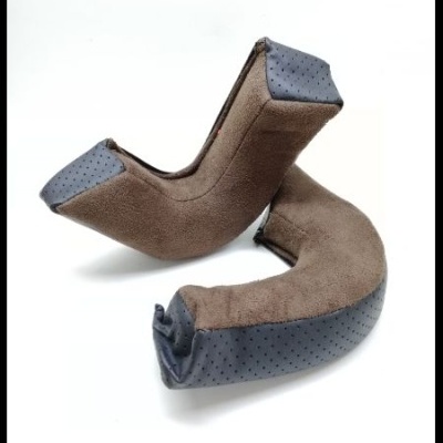 Duas peças em tecido castanho com detalhes em azul escuro perfurado