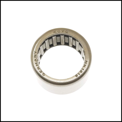 Rolamento de agulhas metálico prateado com inscrições KOYO GERMANY HK1416