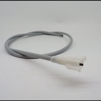 Cabo cinzento com conector branco de três pinos num fundo branco
