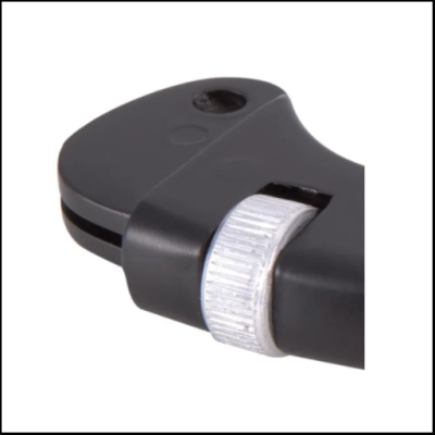 Ferramenta manual preta com braço metálico prateado e fundo branco