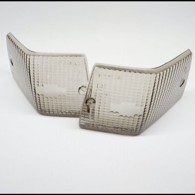 Par de farolins cinza fumado com padrão quadriculado