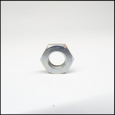 Porca metálica hexagonal prateada em fundo branco