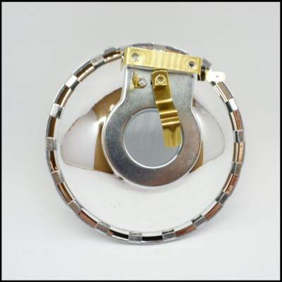 Componente eletrônico circular metálico prateado e dourado sobre superfície branca