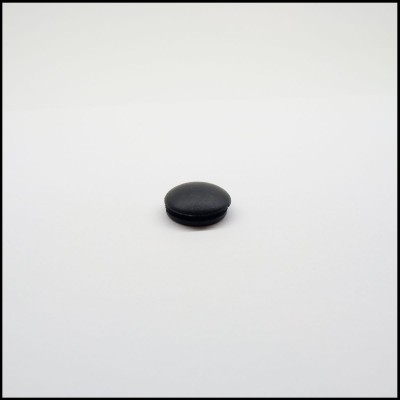 Macaron preto sobre superfície branca