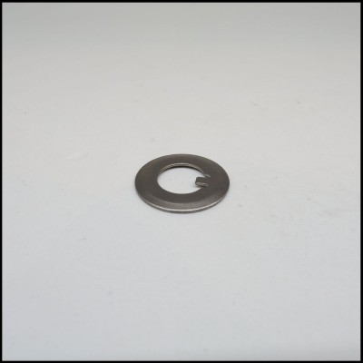 Anilha metálica circular com recorte sobre fundo branco