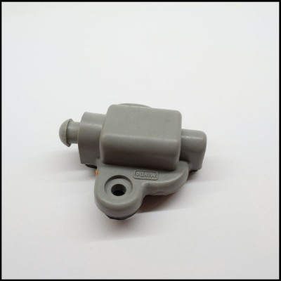 Peça mecânica cinzenta em plástico com palavra 'PARIW' e orifício circular numa superfície branca