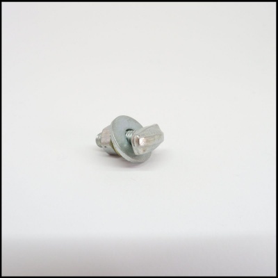 Parafuso metálico prateado com arruela sobre fundo branco