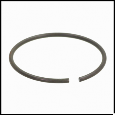 Anel metálico aberto cinza escuro num fundo branco